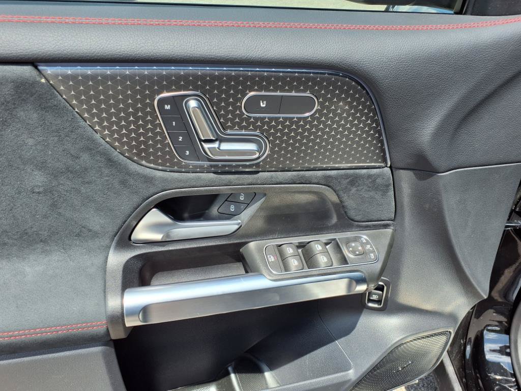 Used 2025 Mercedes-Benz GLB 250 4MATIC image 13