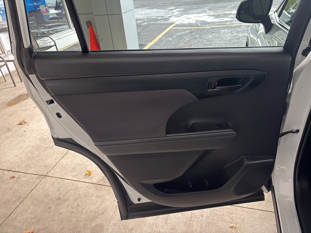 Used 2024 Toyota Highlander LE image 20