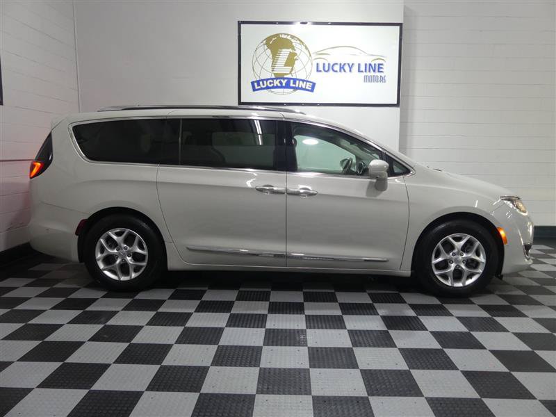 Used 2020 Chrysler Pacifica Touring-L w/ Tire & Wheel Group FWD image 6