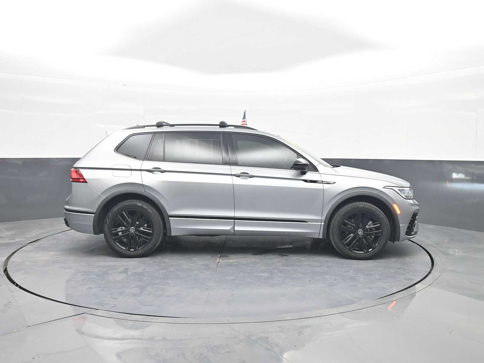 Used 2022 Volkswagen Tiguan SE R-Line AWD/4WD image 9