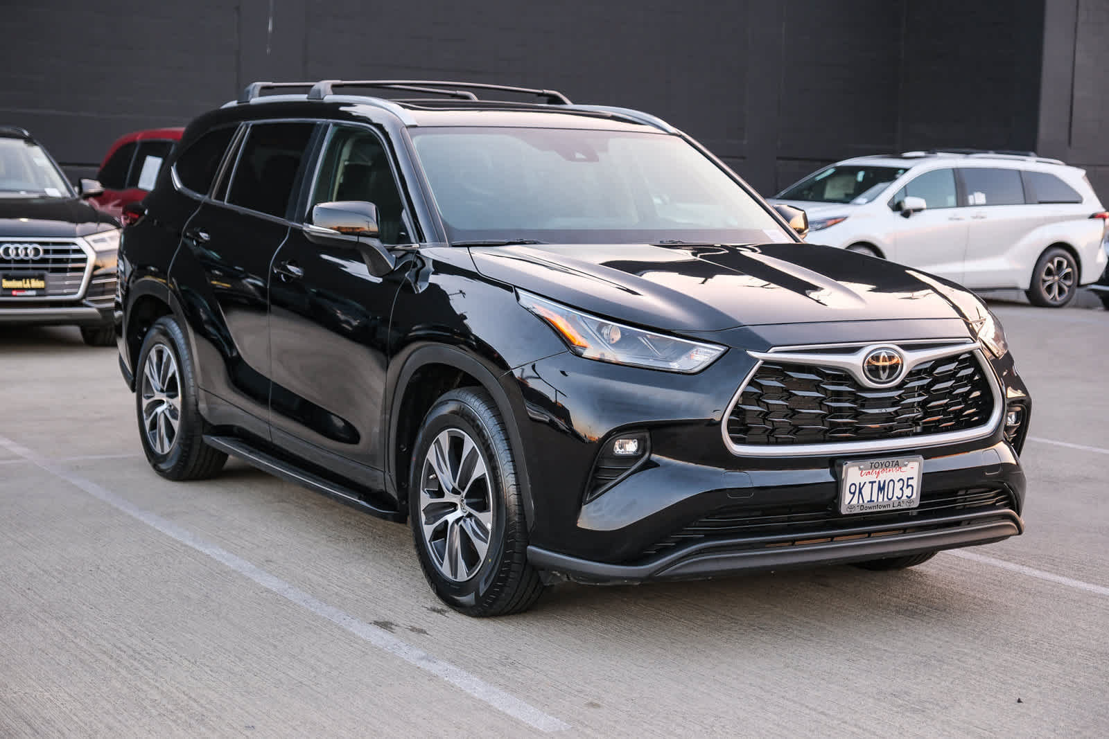 Used 2024 Toyota Highlander XLE FWD image 3