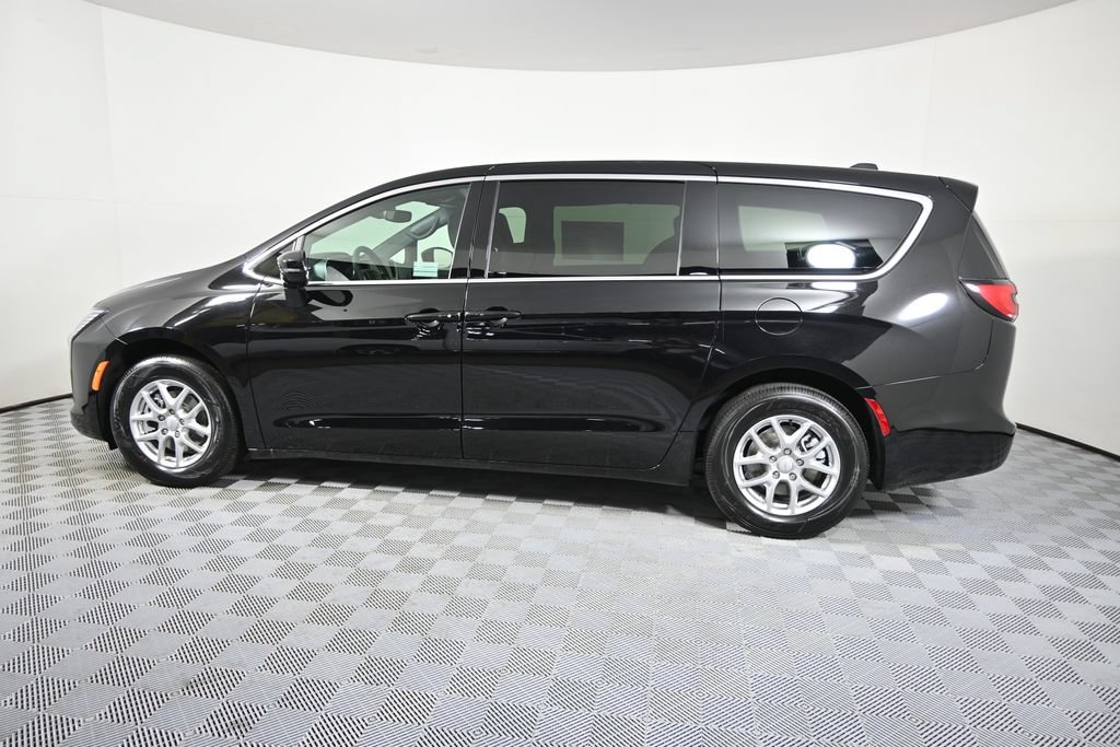 New 2027 Chrysler Pacifica Select FWD image 3