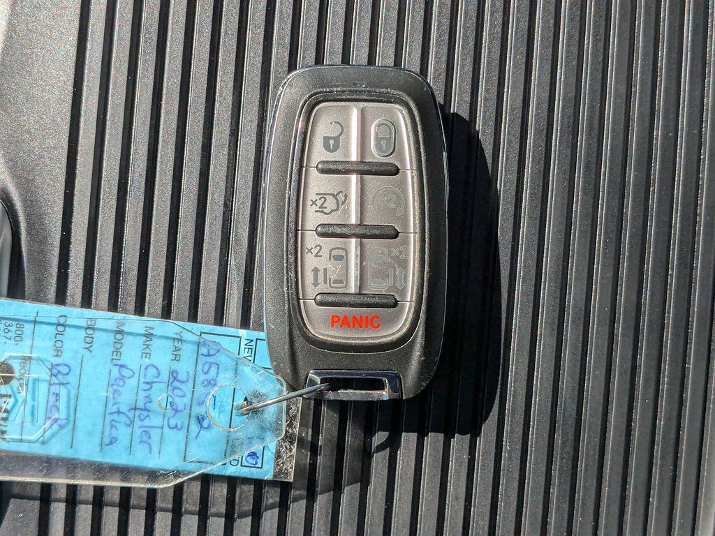 Certified 2023 Chrysler Pacifica Limited FWD image 36