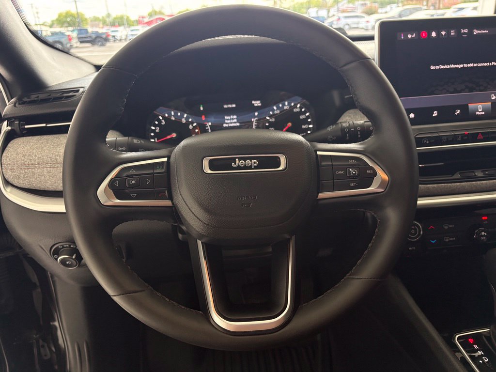 Used 2024 Jeep Compass Latitude AWD/4WD image 3