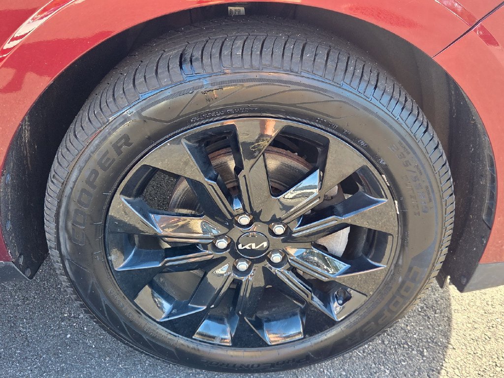 Certified 2024 Kia Carnival SX FWD image 11