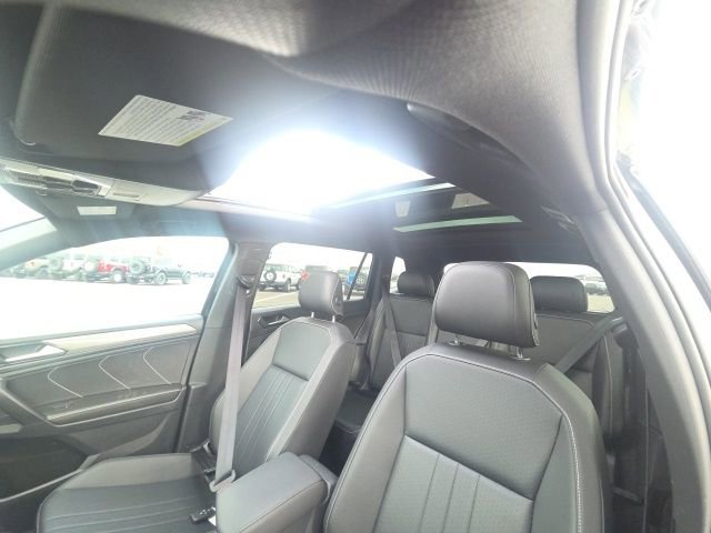Used 2023 Volkswagen Tiguan SE R-Line image 27