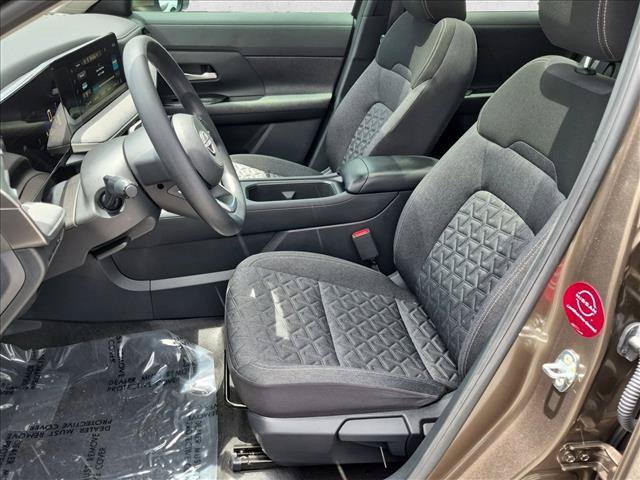 Certified 2025 Nissan Kicks SV w/ SV Premium Package FWD image 16