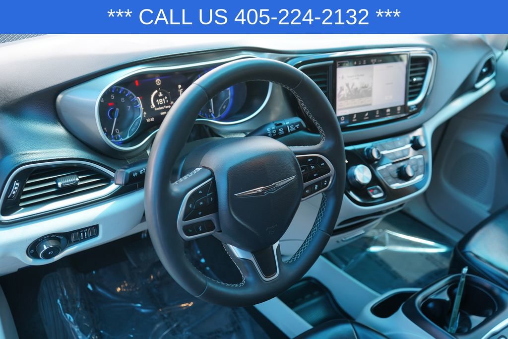 Used 2023 Chrysler Pacifica Touring-L FWD image 17