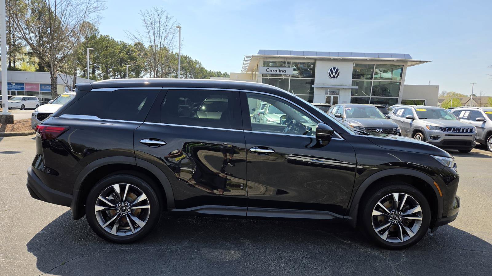 Used 2023 INFINITI QX60 Luxe w/ Vision Package image 3