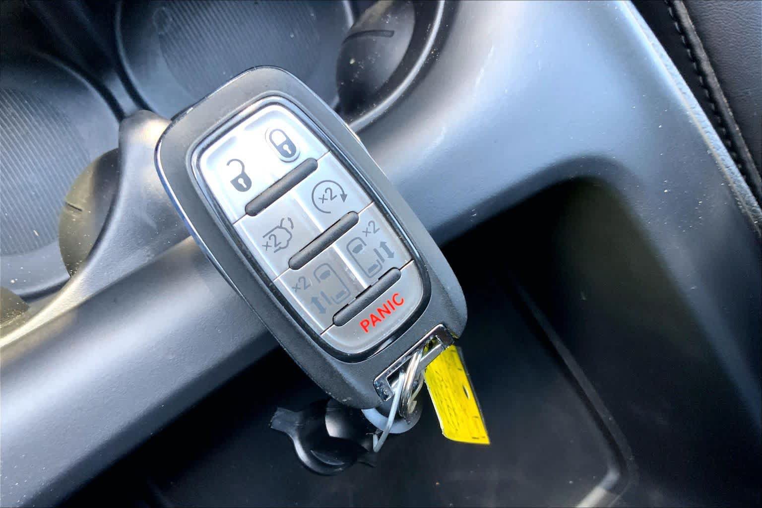 Used 2025 Chrysler Pacifica Select FWD image 15