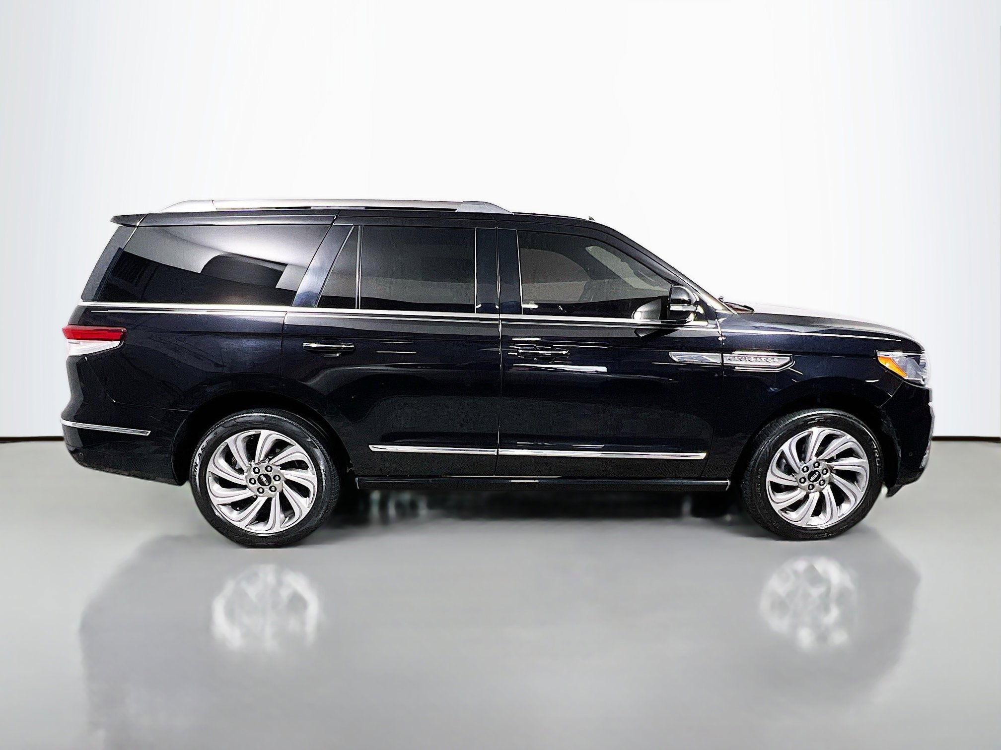 Used 2022 Lincoln Navigator Reserve image 3