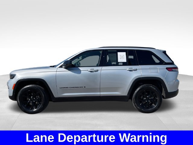 Used 2025 Jeep Grand Cherokee Altitude AWD/4WD image 2
