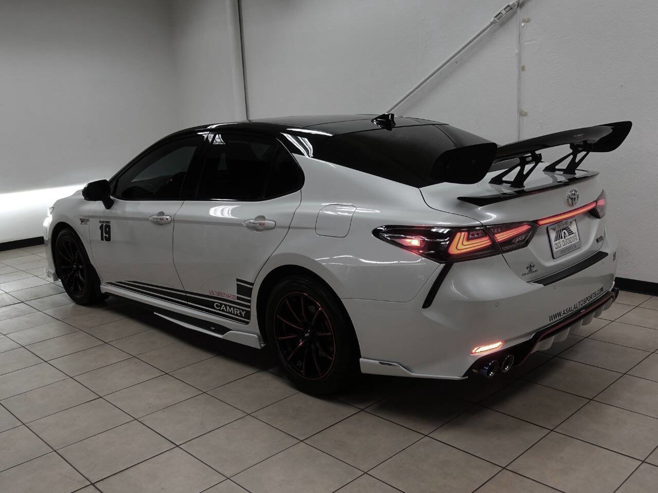 Used 2019 Toyota Camry XSE image 29