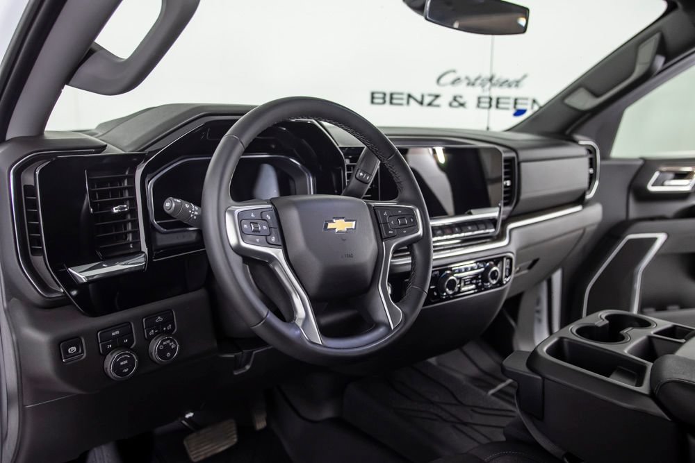 Used 2025 Chevrolet Silverado 1500 LT AWD/4WD image 17