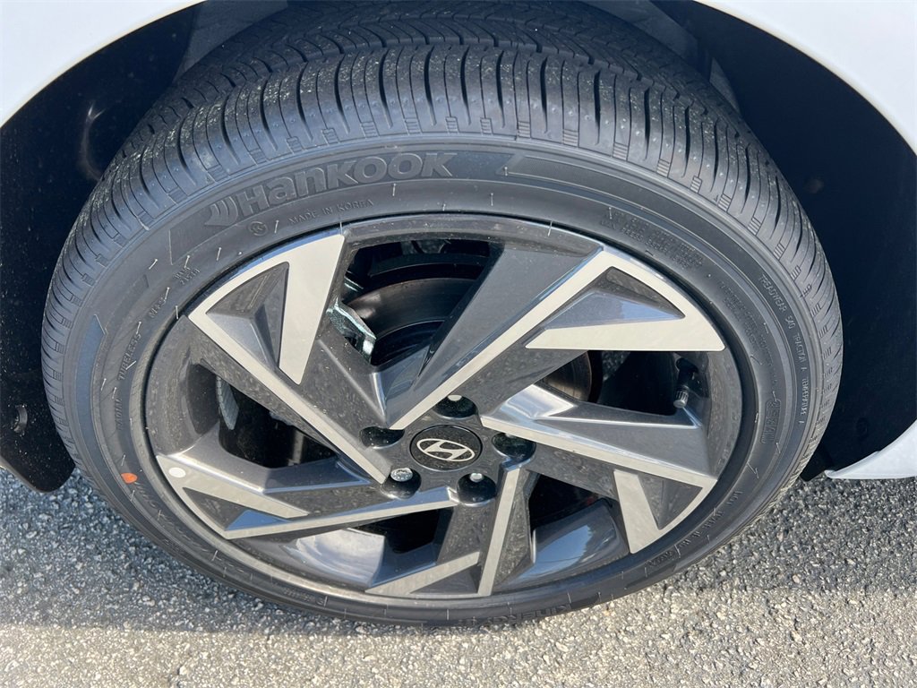Used 2025 Hyundai Elantra Limited image 17