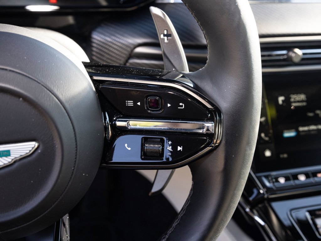 Used 2025 Aston Martin V8 Vantage Coupe RWD image 32