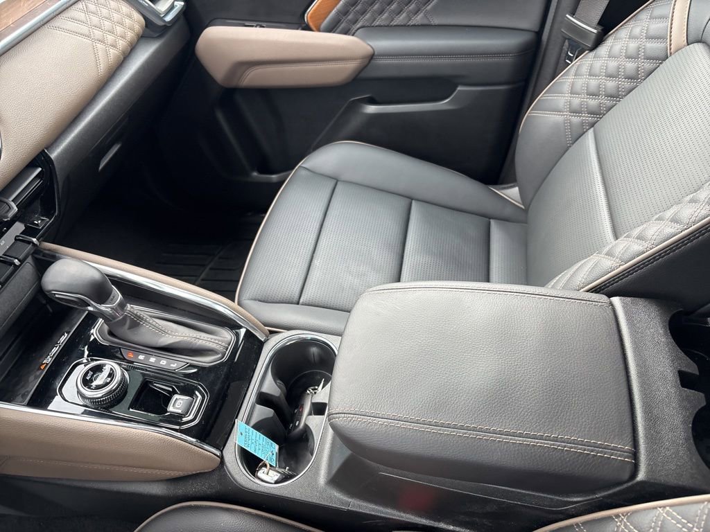 Used 2025 GMC Canyon Denali image 39