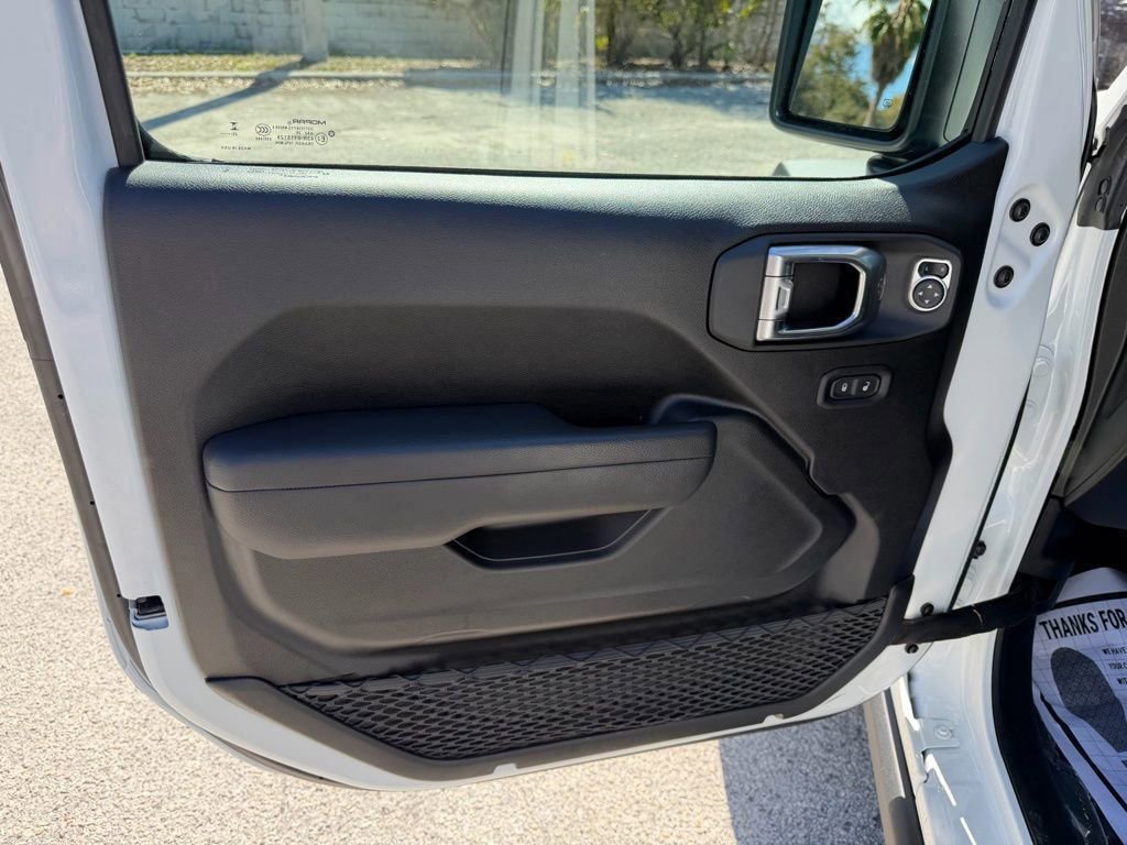 Used 2025 Jeep Gladiator Mojave w/ Convenience Group image 10