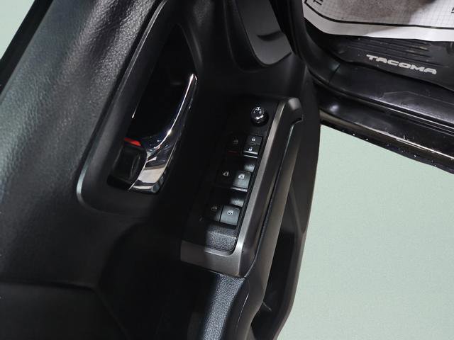 Used 2018 Toyota Tacoma TRD Sport image 27