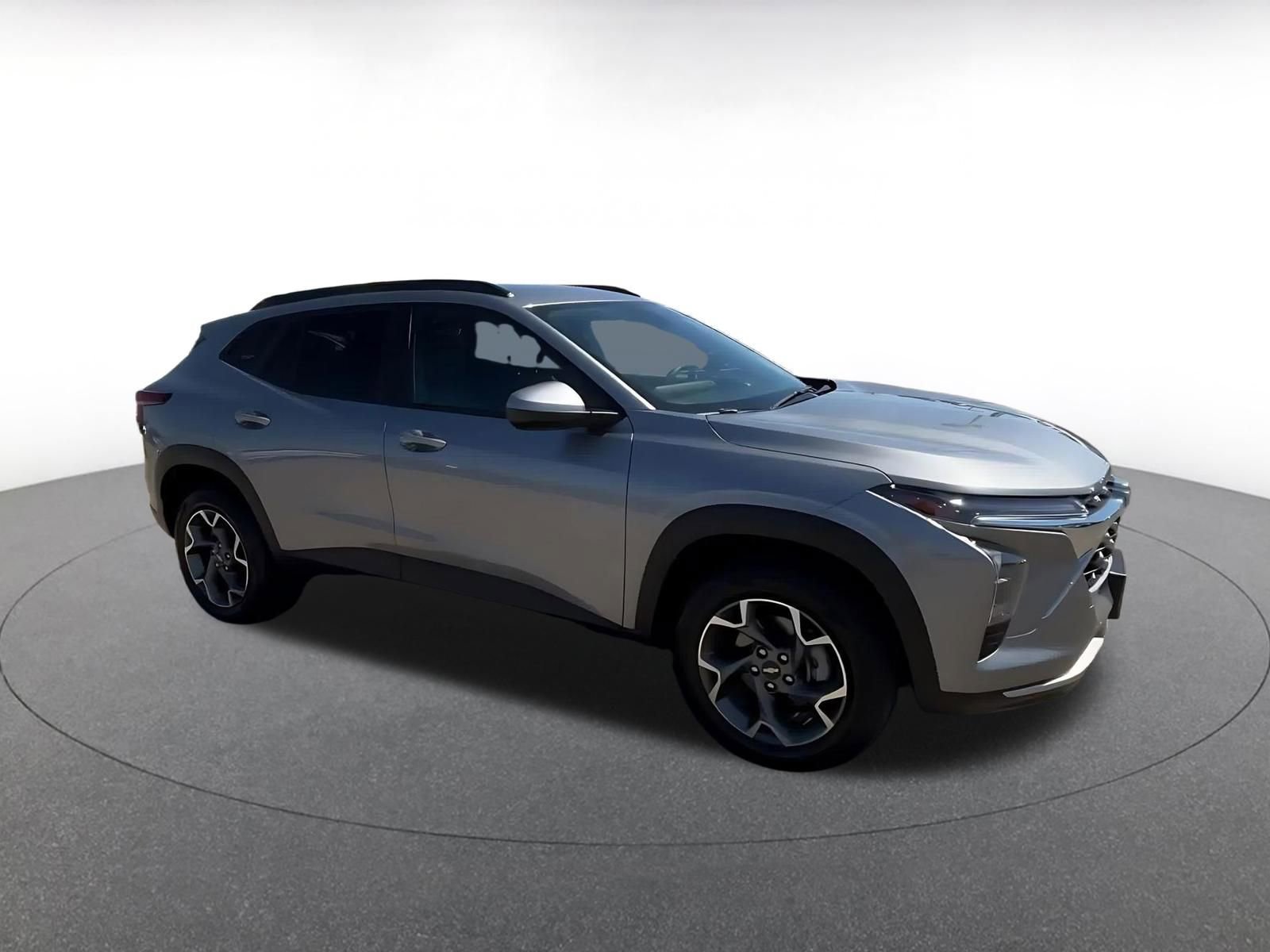 Used 2025 Chevrolet Trax LT FWD image 2