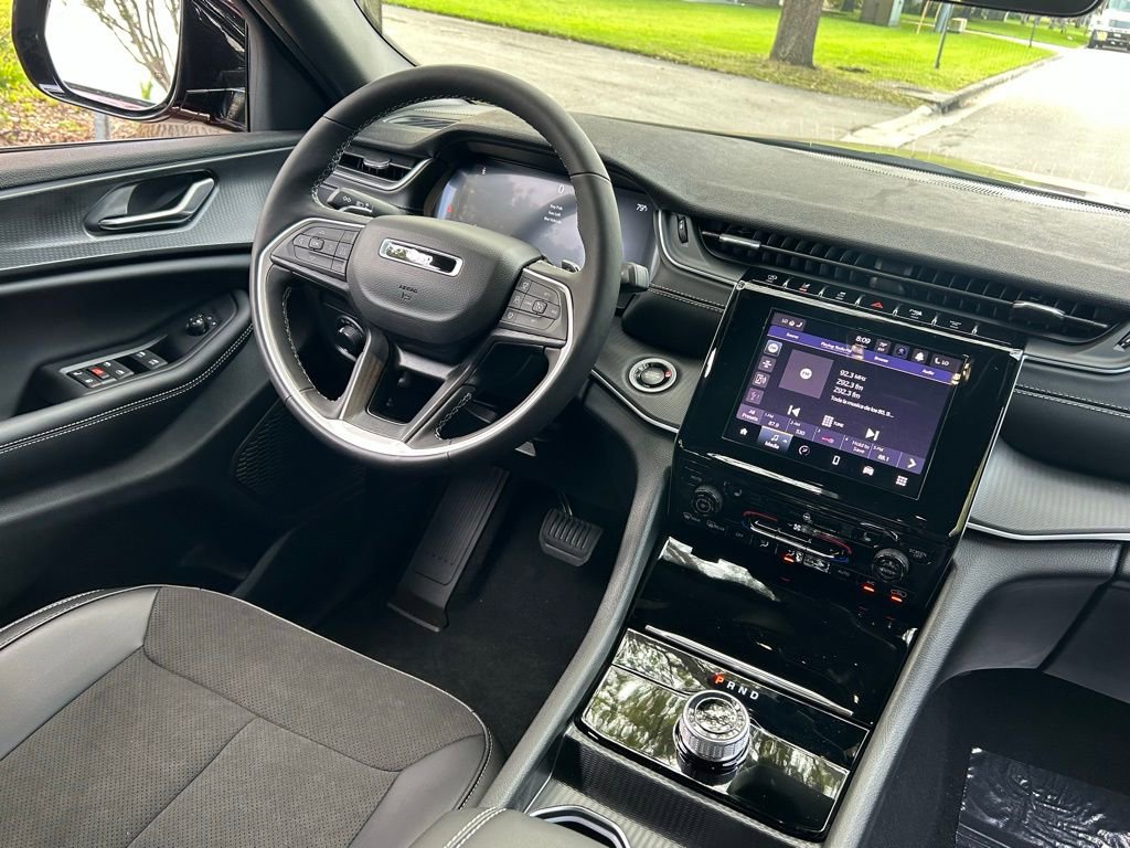 New 2025 Jeep Grand Cherokee Altitude image 9