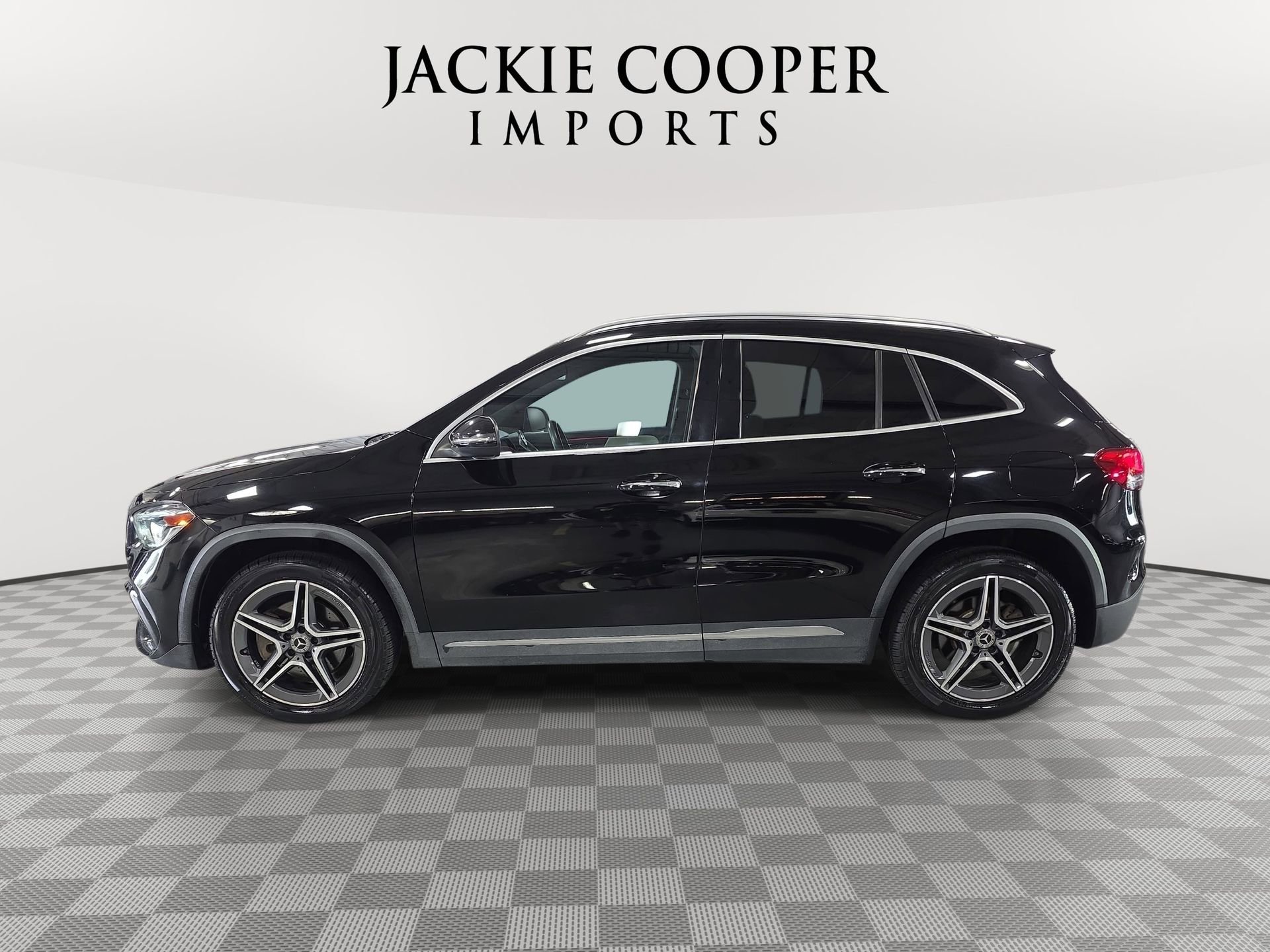 Used 2021 Mercedes-Benz GLA 250 4MATIC w/ AMG Line Exterior image 8