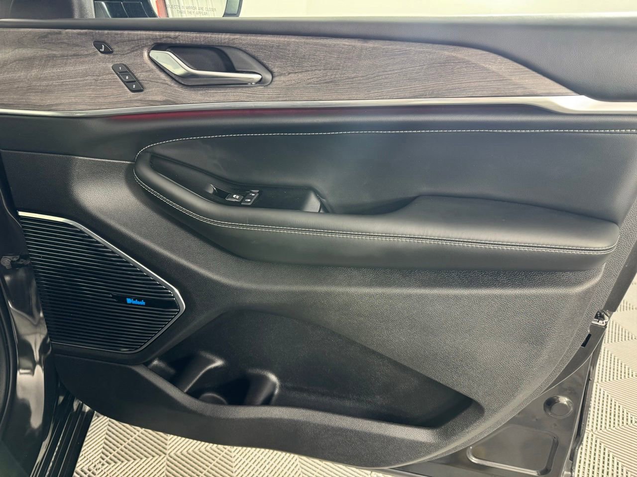 Used 2024 Jeep Grand Cherokee Overland w/ Luxury Tech Group IV image 33