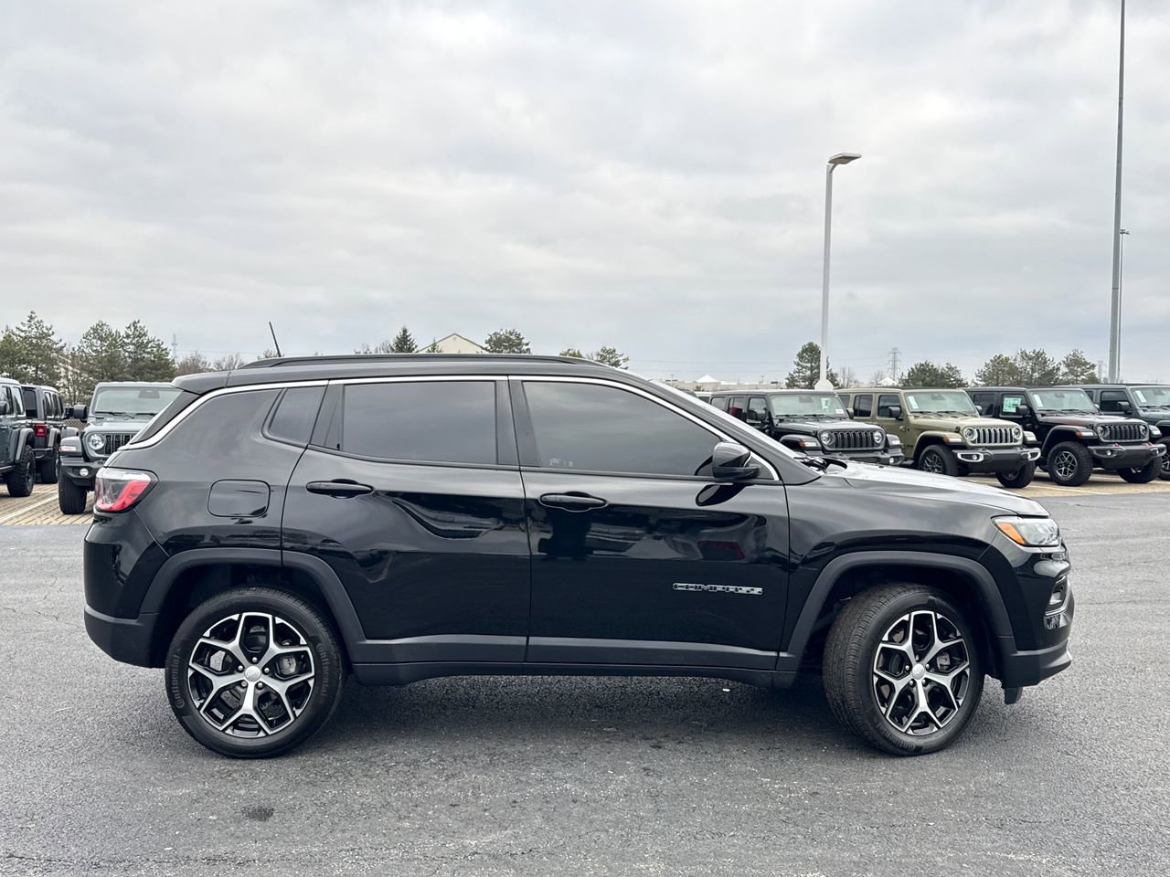 Used 2024 Jeep Compass Limited image 2