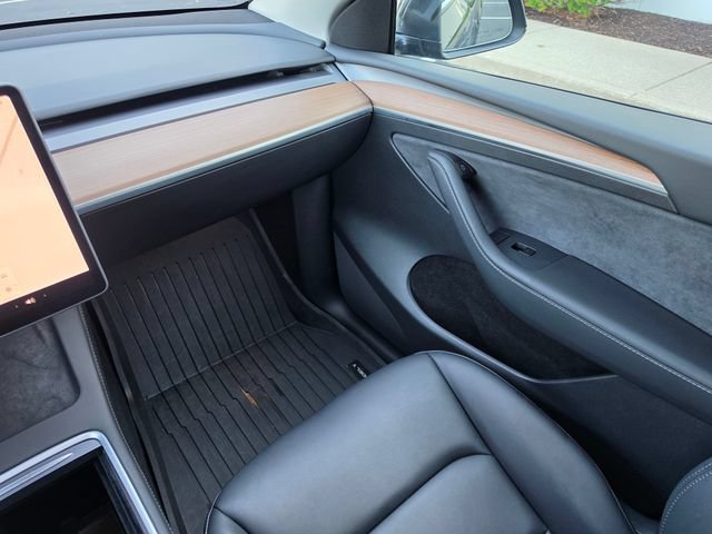 Used 2025 Tesla Model Y Long Range RWD image 28