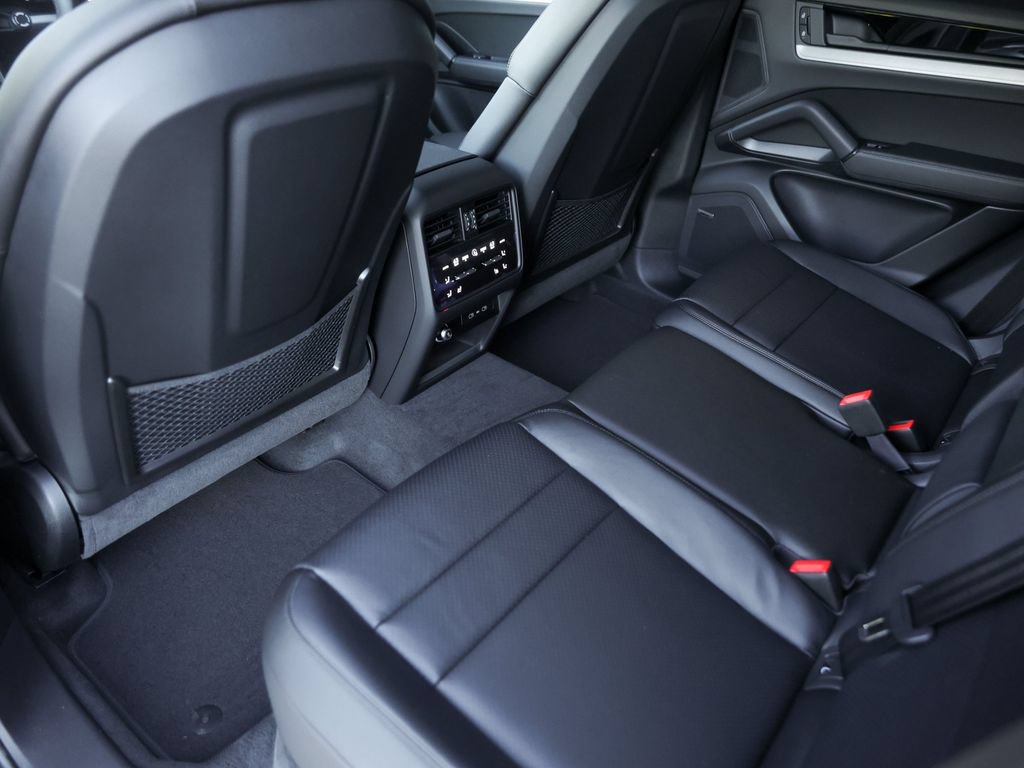 Certified 2026 Porsche Cayenne AWD/4WD image 33