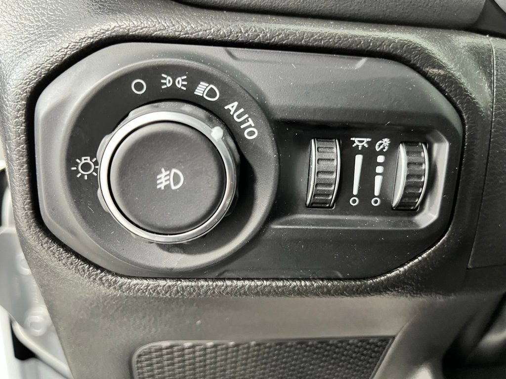 Used 2022 Jeep Wrangler Unlimited Sahara w/ Cold Weather Group AWD/4WD image 32