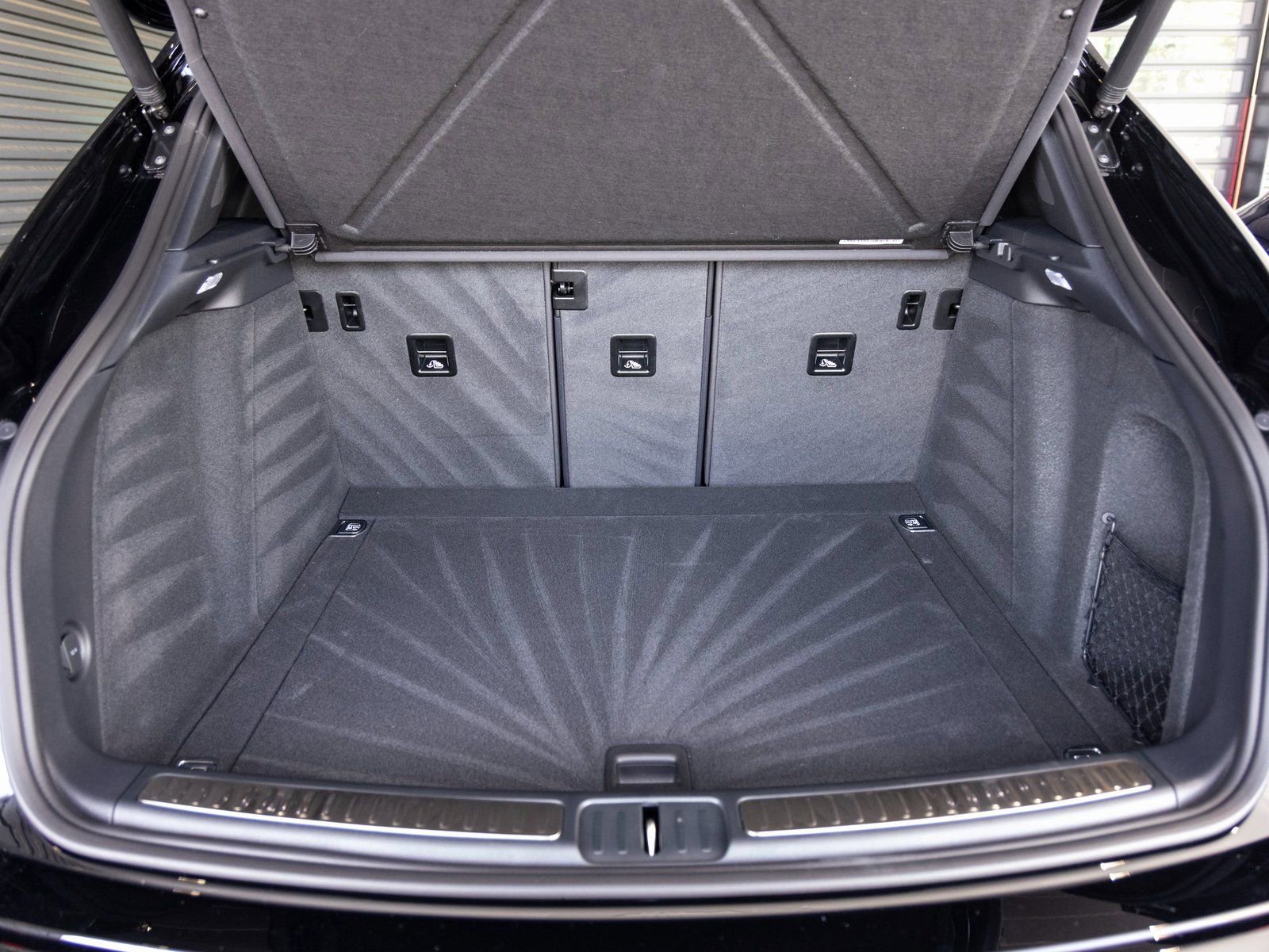 New 2025 Porsche Macan Turbo image 28