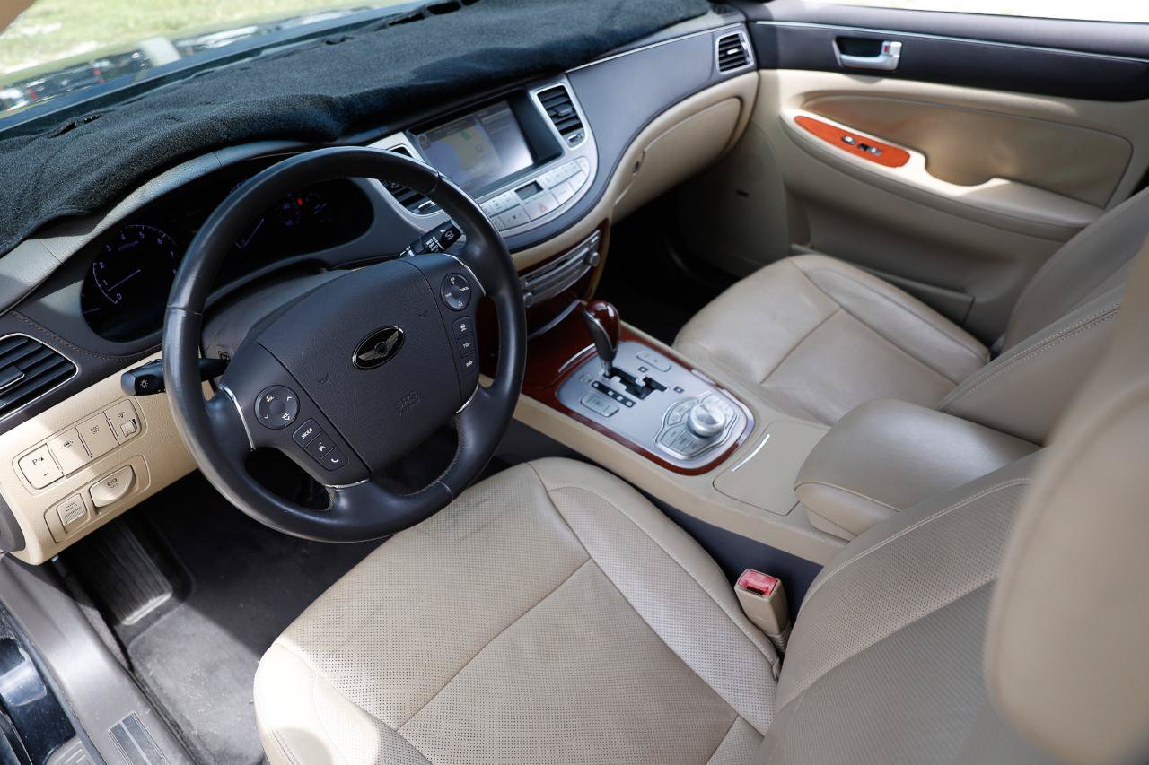 Used 2013 Hyundai Genesis 3.8 w/ Premium Pkg RWD image 4