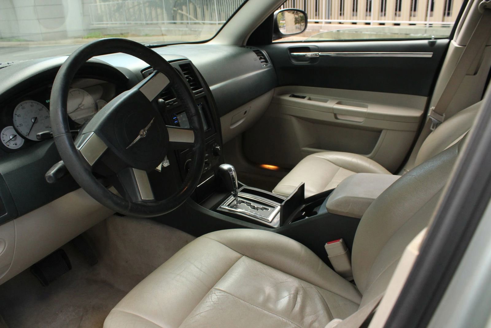 Used 2005 Chrysler 300 Touring RWD image 14