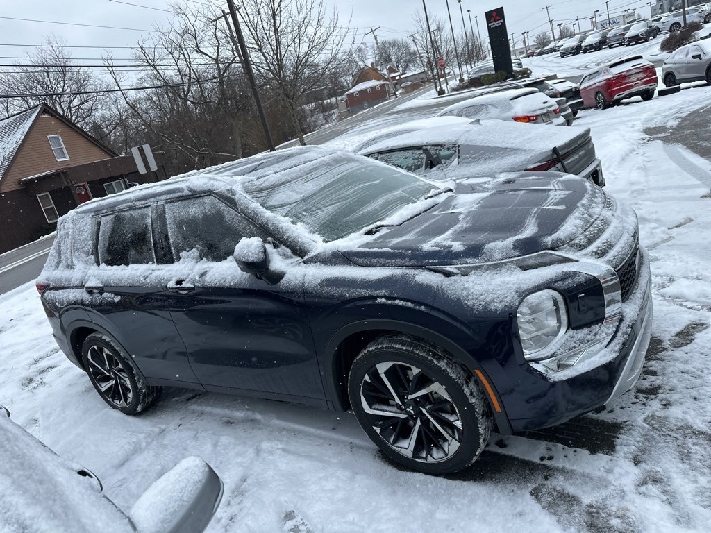 Used 2023 Mitsubishi Outlander SEL image 2