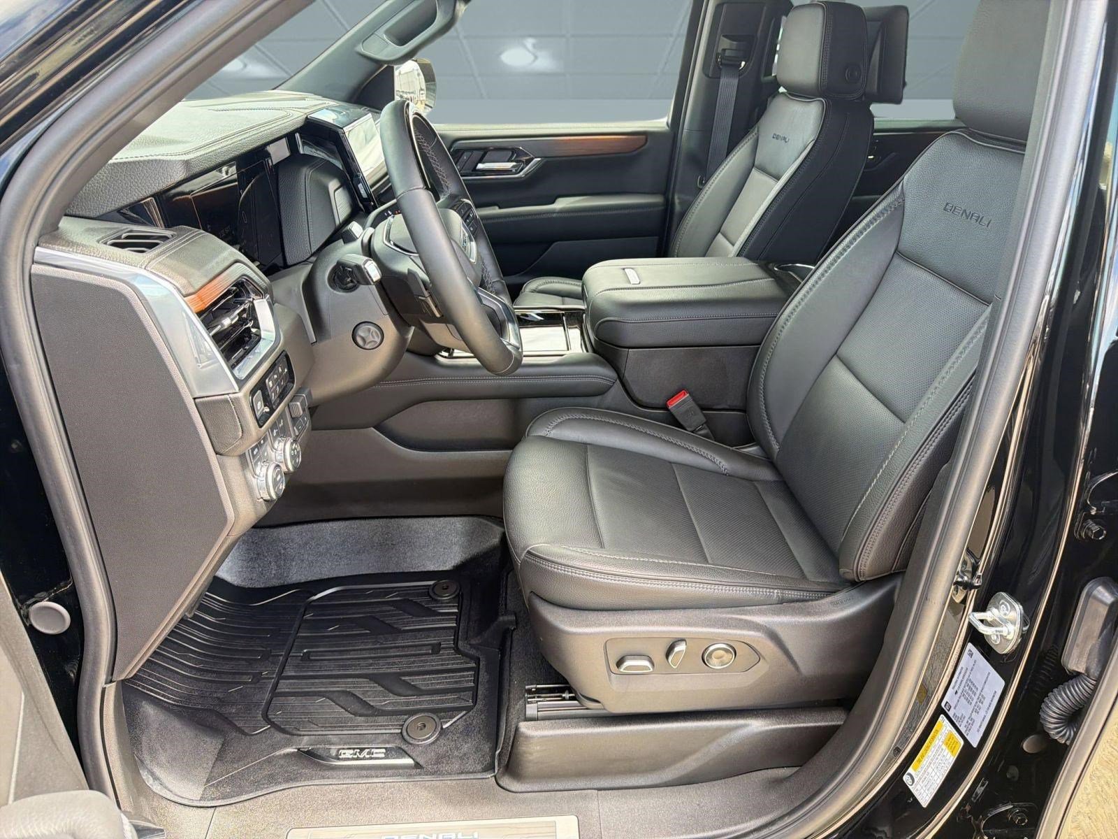 Used 2025 GMC Yukon Denali w/ Denali Reserve Package image 5