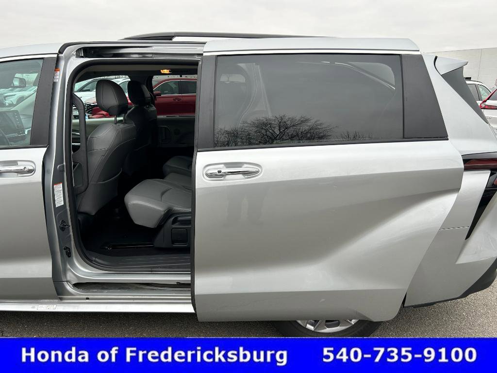 Used 2024 Toyota Sienna XLE image 32