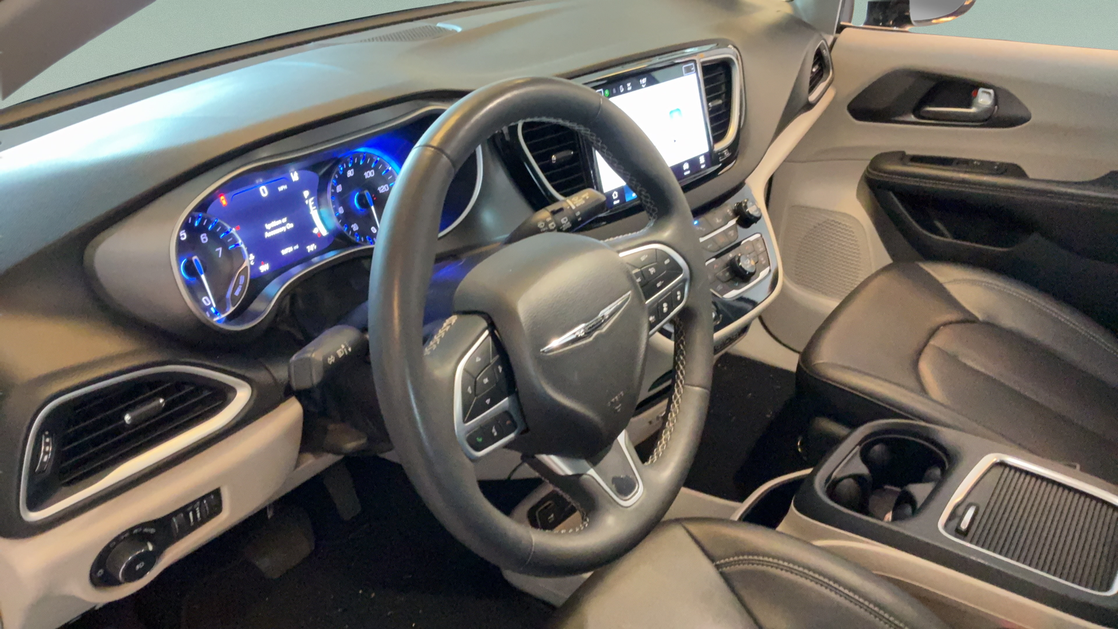 Used 2024 Chrysler Pacifica Touring-L FWD image 21
