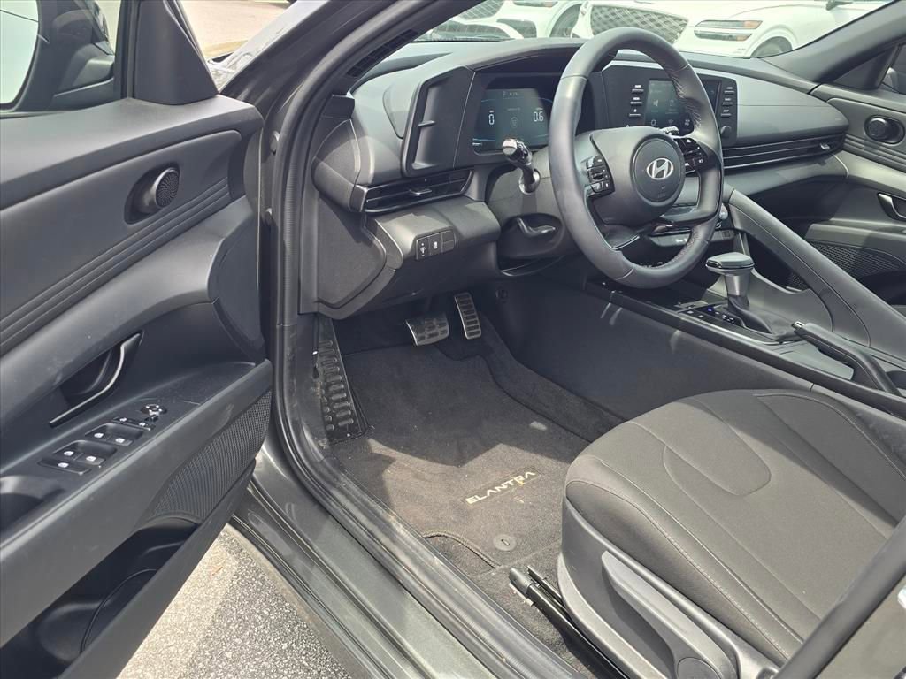 Used 2025 Hyundai Elantra Sport image 9