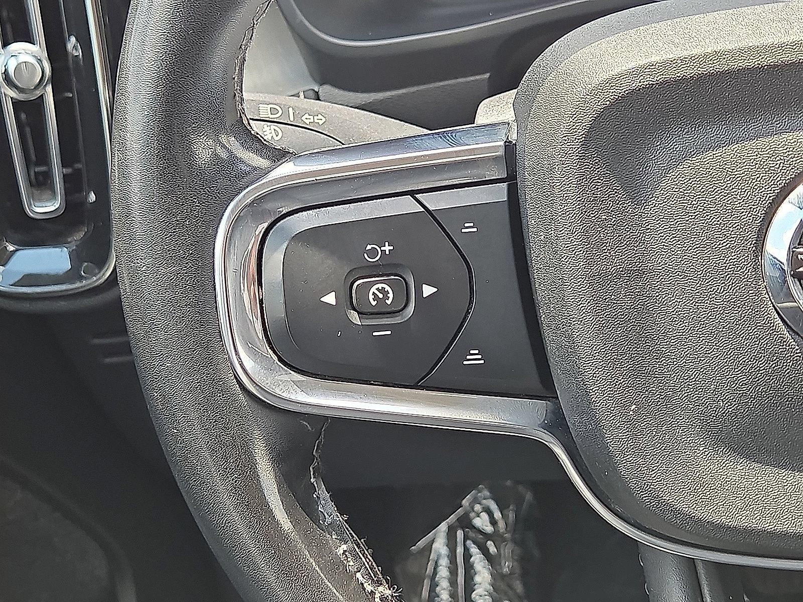 Used 2024 Volvo XC40 B5 Plus AWD/4WD image 18