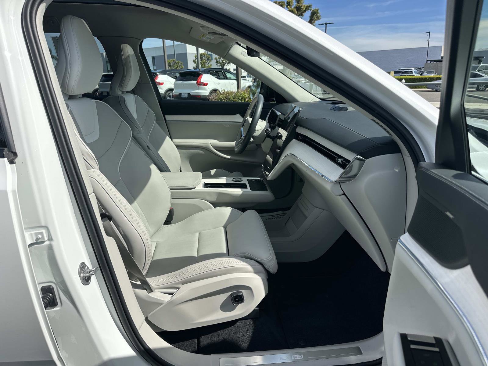 Certified 2025 Volvo EX90 Ultra image 26