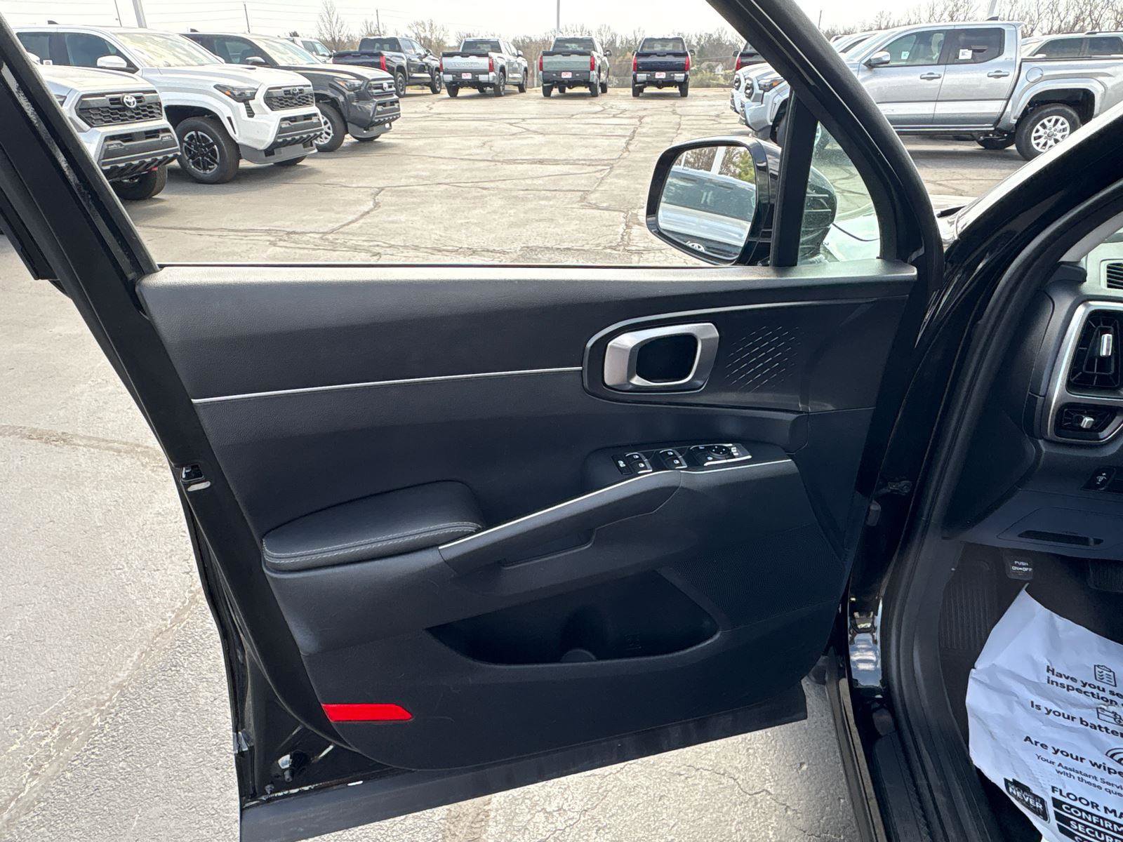 Used 2023 Kia Sorento LX AWD/4WD image 17
