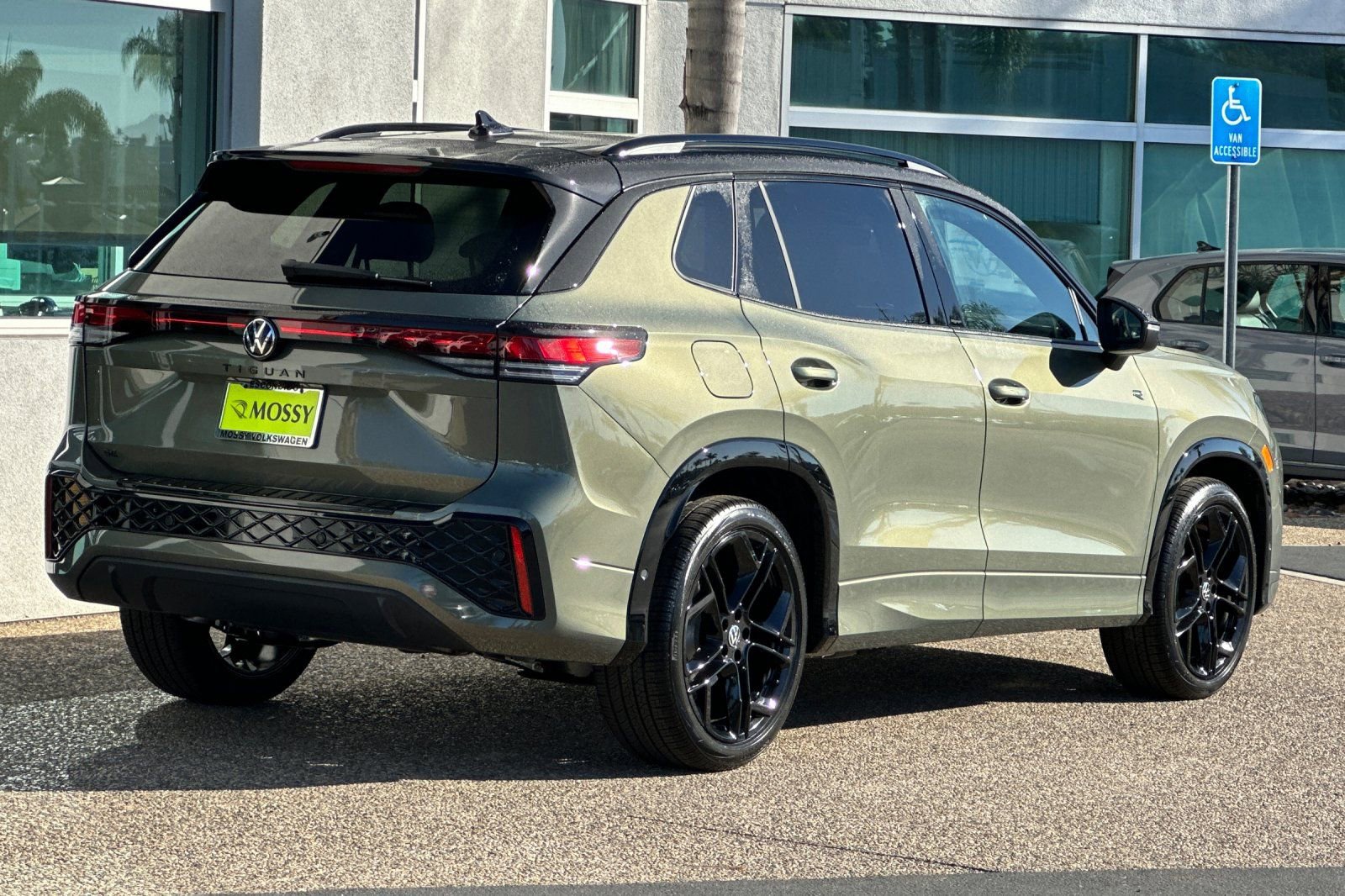 New 2026 Volkswagen Tiguan SE R-Line image 4