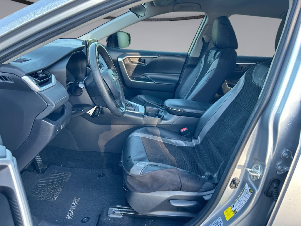 Used 2019 Toyota RAV4 LE FWD image 11
