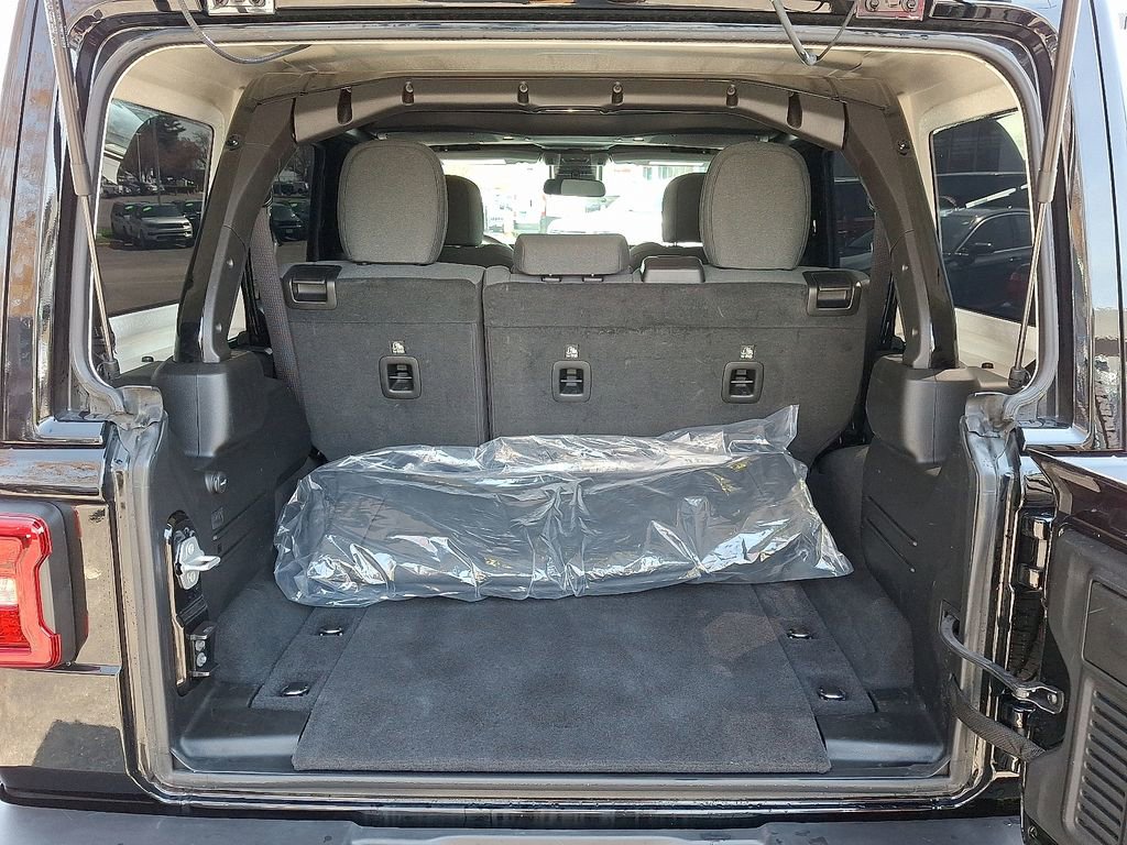 Used 2025 Jeep Wrangler Unlimited Sahara image 29