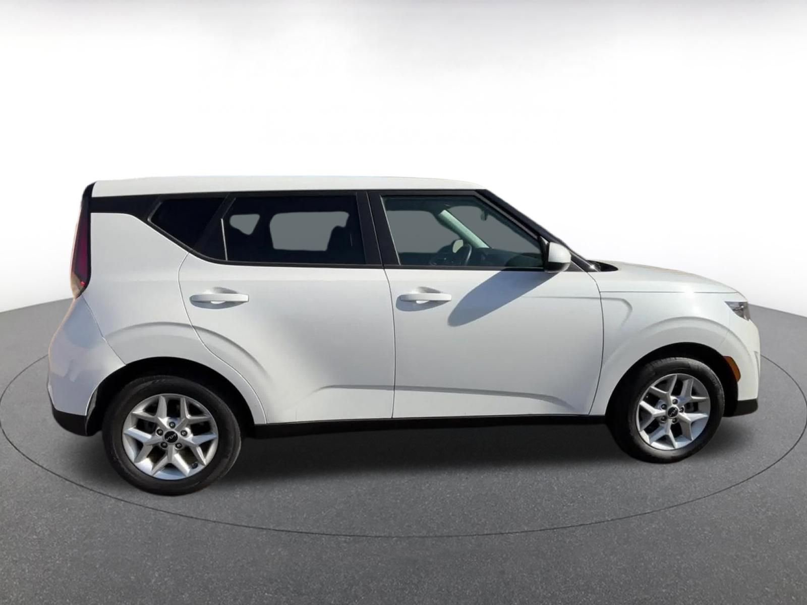 Used 2025 Kia Soul LX w/ LX Technology Package FWD image 16