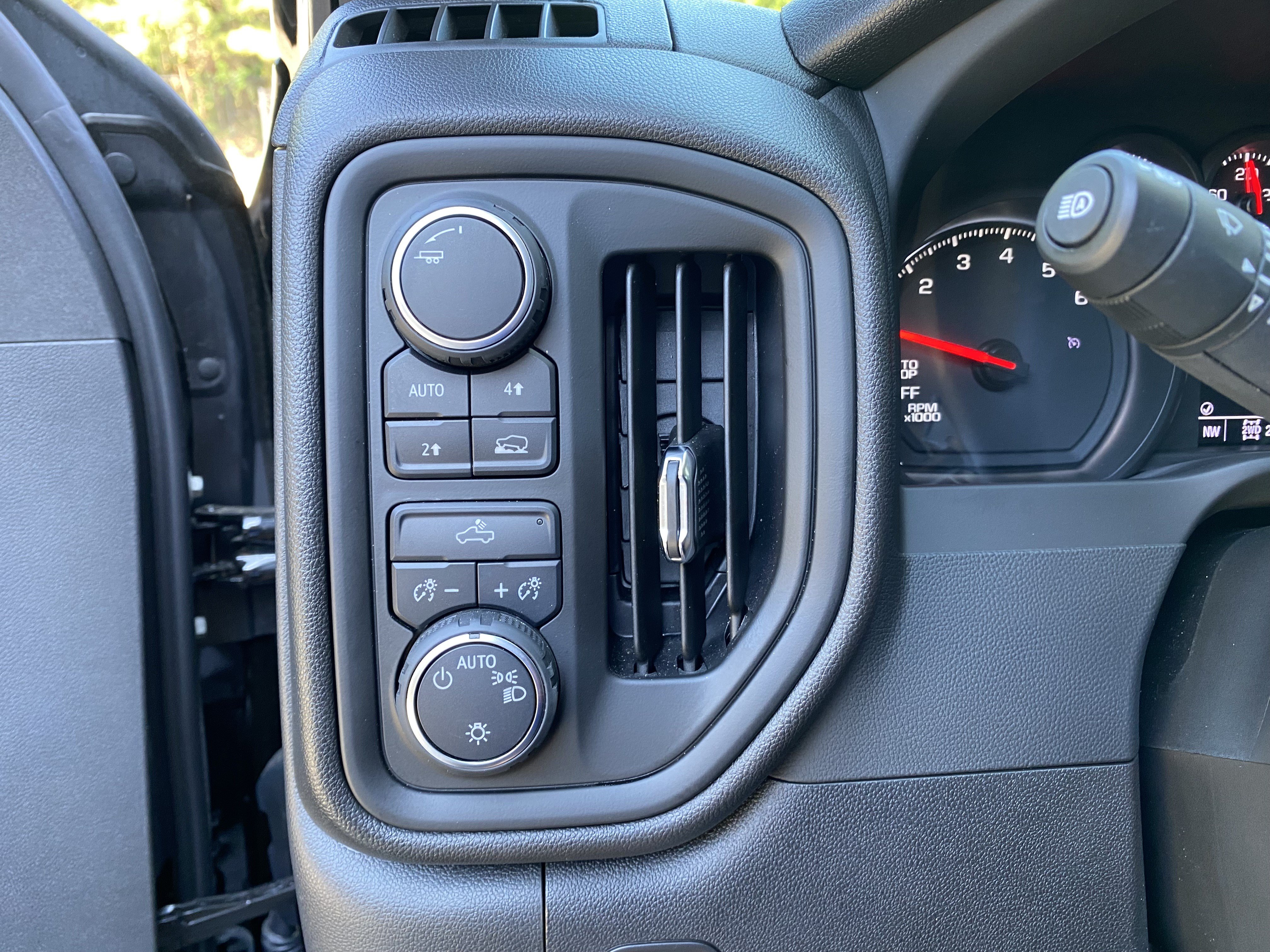 Used 2025 Chevrolet Silverado 1500 Custom w/ Turbomax Blackout Package AWD/4WD image 17