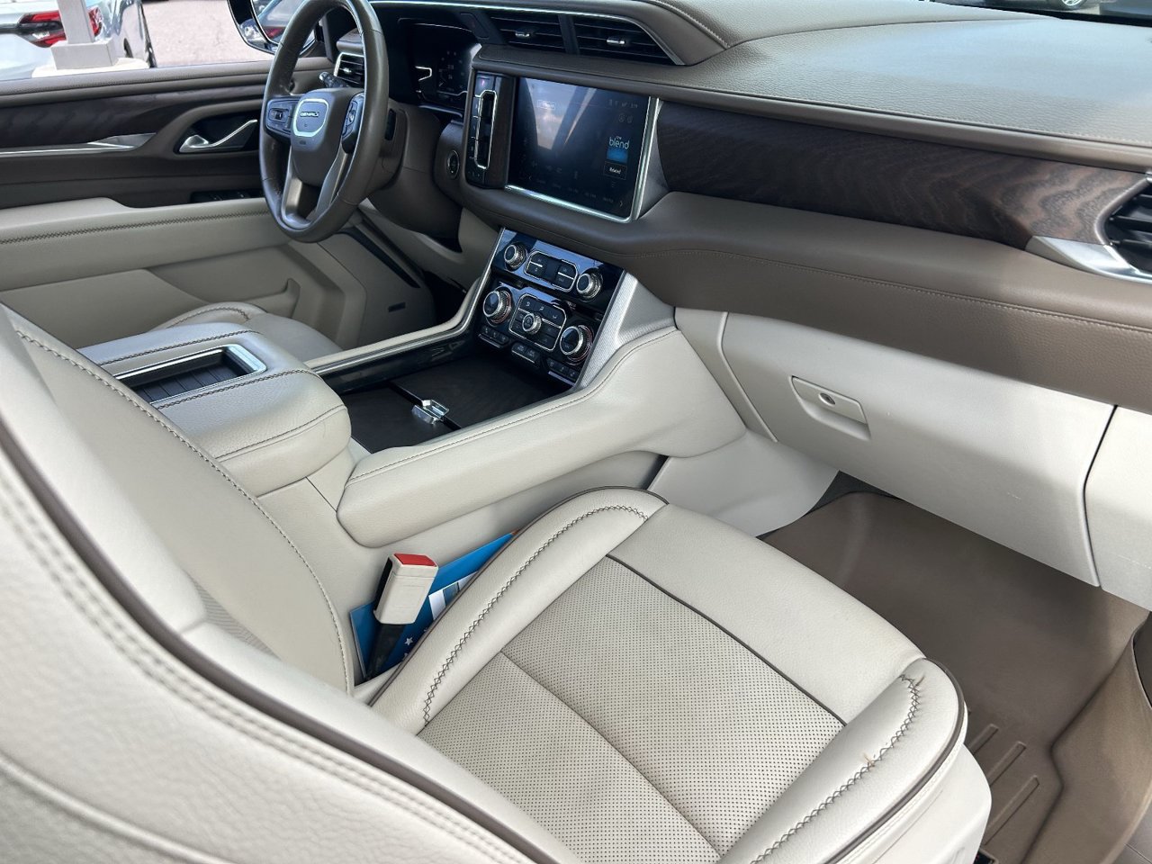Used 2022 GMC Yukon Denali w/ Denali Premium Package AWD/4WD image 14