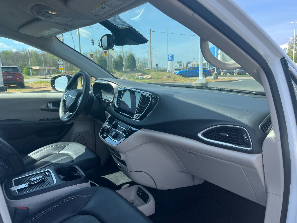 Used 2024 Chrysler Pacifica Touring-L image 13