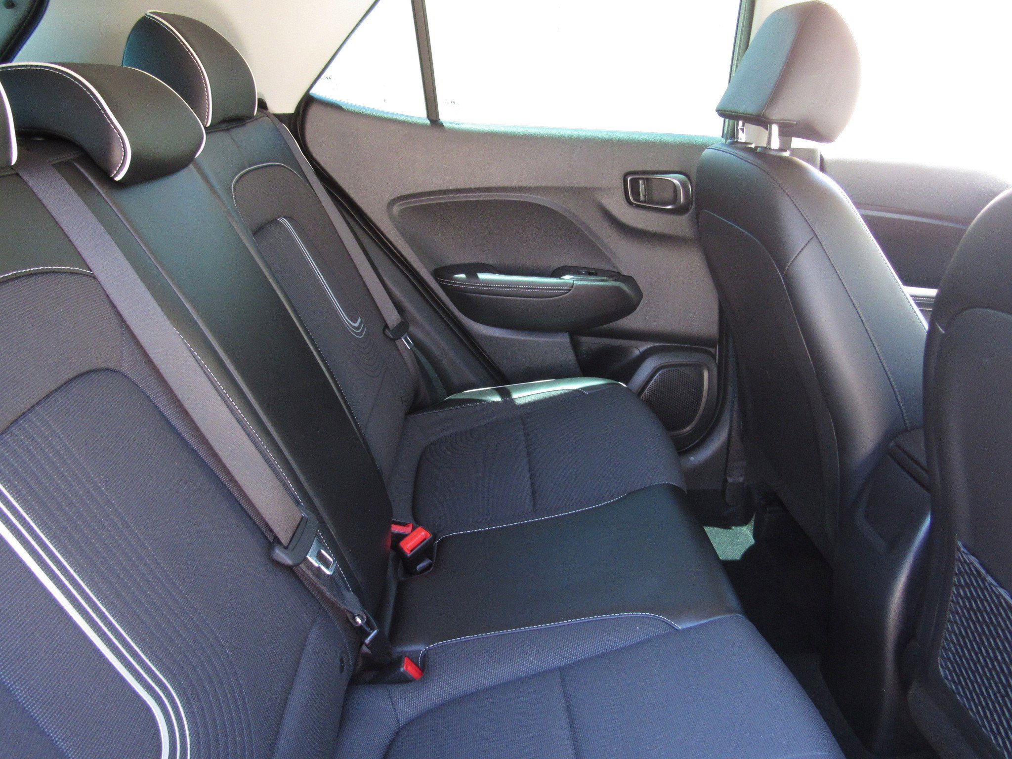 Used 2022 Hyundai Venue Limited FWD image 11